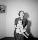 En kvinna och en liten flicka.Fru Maggie Fritz