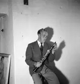 En man med musikinstrument.
Börje Wizell