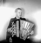 En man med musikinstrument (dragspel).
Erik Seved Elis Granath, f. Larsson, Örebro (1913-1978).