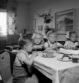 Rumsinteriör, barnkalas, grupp vid bordet.
Doris Landekvist