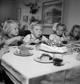 Rumsinteriör, barnkalas, grupp vid bordet.
Doris Landekvist