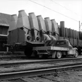 Lastning av Säffle-fläktar på tåget, två män.
Nils Johansson