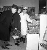 Konsum, affärsinteriör, kunder och personal.