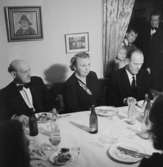 Rumsinteriör, bröllop, bröllopsgäster vid bordet.
Brudparet Fritz-Djerf.