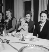 Rumsinteriör, grupp vid bordet.
Meeths Luciafest.