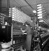 Lindmark & Nilssons metrevsfabrik, interiör, en kvinna.