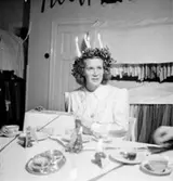 Meeths Luciafest, interiör, Lucia vid bordet.