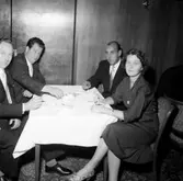 Interiör, släktgrupp vid bordet, födelsedagsfirande.
Sörlings 50 årsdag.