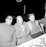 Svensexa, tre män.
Bjudning hos Uddgarn.