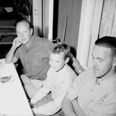 Svensexa, grupp vid bordet.
Bjudning hos Uddgarn.