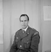 En man i uniform, bröstbild.
Gösta Israelsson, Räddningskåren.
Bilden tagen för id-kort.