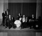 Torsten Linds kvintett, fem män med musikinstrument.
Dragspelaren är högst sannolikt Stig Ingemar Halldin, Örebro (1910-1977).
