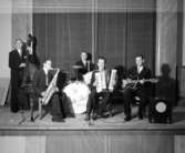 Torsten Linds kvintett, fem män med musikinstrument.
Dragspelaren är högst sannolikt Stig Ingemar Halldin, Örebro (1910-1977).
