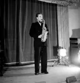 Holmströms orkester, en man med musikinstrument (saxofon).