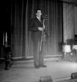Holmströms orkester, en man med musikinstrument (trumpet).
