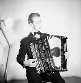 En man med musikinstrument (dragspel).
Egil Hauge