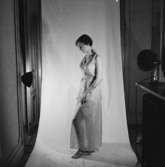 Rumsinteriör, en kvinna.Bertil Sehlin (beställare).