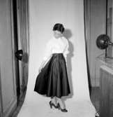 Rumsinteriör, en kvinna.Bertil Sehlin (beställare).