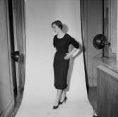 Rumsinteriör, en kvinna.Bertil Sehlin (beställare).