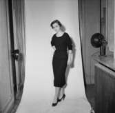 Rumsinteriör, en kvinna.Bertil Sehlin (beställare).