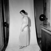 Rumsinteriör, en kvinna.Bertil Sehlin (beställare).