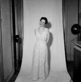 Rumsinteriör, en kvinna.Bertil Sehlin (beställare).