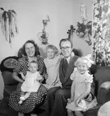 Rumsinteriör, familjegrupp fem personer.
Rulle Molin