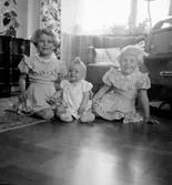 Rumsinteriör, tre barn.
Rulle Molin