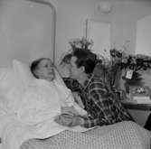 Rumsinteriör, två personer.Fru Lindman på 70 årsdagen.