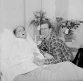 Rumsinteriör, två personer.Fru Lindman på 70 årsdagen.