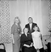 Rumsinteriör, familjegrupp fyra personer.Fru Svea Edwardsson på 50 årsdagen.