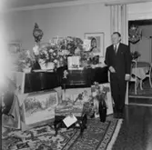 Rumsinteriör, en man.
Roffe Lundin på 50 årsdagen.