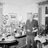 Rumsinteriör, en man.Hjalmar Lindskog på 75-årsdagen.