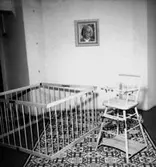 Konsum Möbler, affärsinteriör, möbler: barnsäng, barnstol.