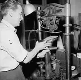 Oscaria Skofabrik, interiör, skotillverkning, en man.
Bilden tagen för broschyr.