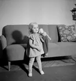 Rumsinteriör, en liten flicka.