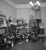 Rumsinteriör, en kvinna.
Fru Göransson på 50-årsdagen.