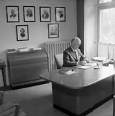 Skandia försäkringar, kontorsinteriör, en man.