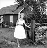 En flicka. Bostadshus i bakgrunden.Marianne på 15 årsdagen.