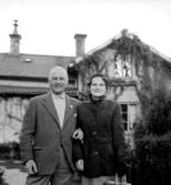 Ett par.Bostadshus i bakgrunden.