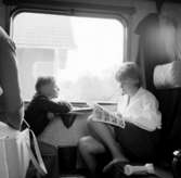 Familjeresan, en flicka och en pojke på tåget.