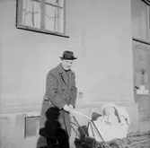 En man och ett barn i barnvagnen.
Patrik