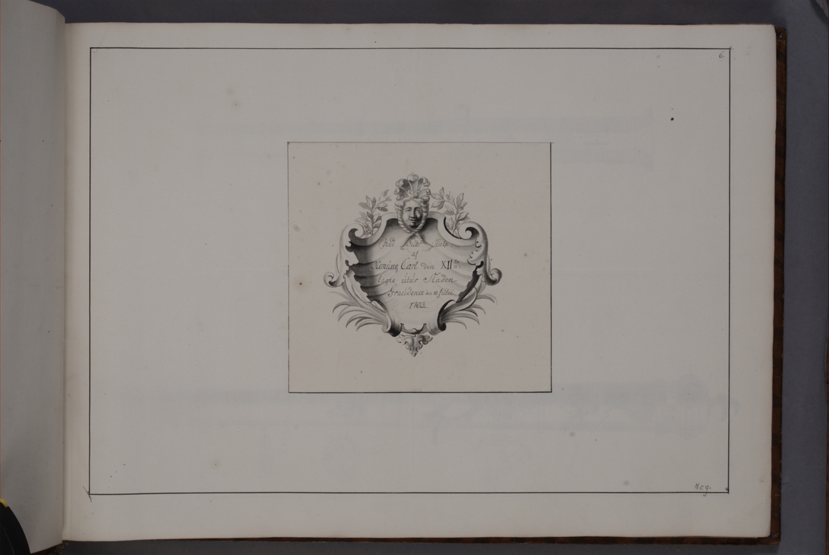 Kjell Hedberg, Kartusch till bokverk med avbildningar föreställande eldrör tagna som troféer av den svenska armén åren 1703-1706, utförda av syskonen Anna Maria och Philip Jakob Thelott. Avser troféer tagna utur staden Graudenz den 18 juli 1703. Kartuschen troligen utförd av Thomas Cunninghame 1746.