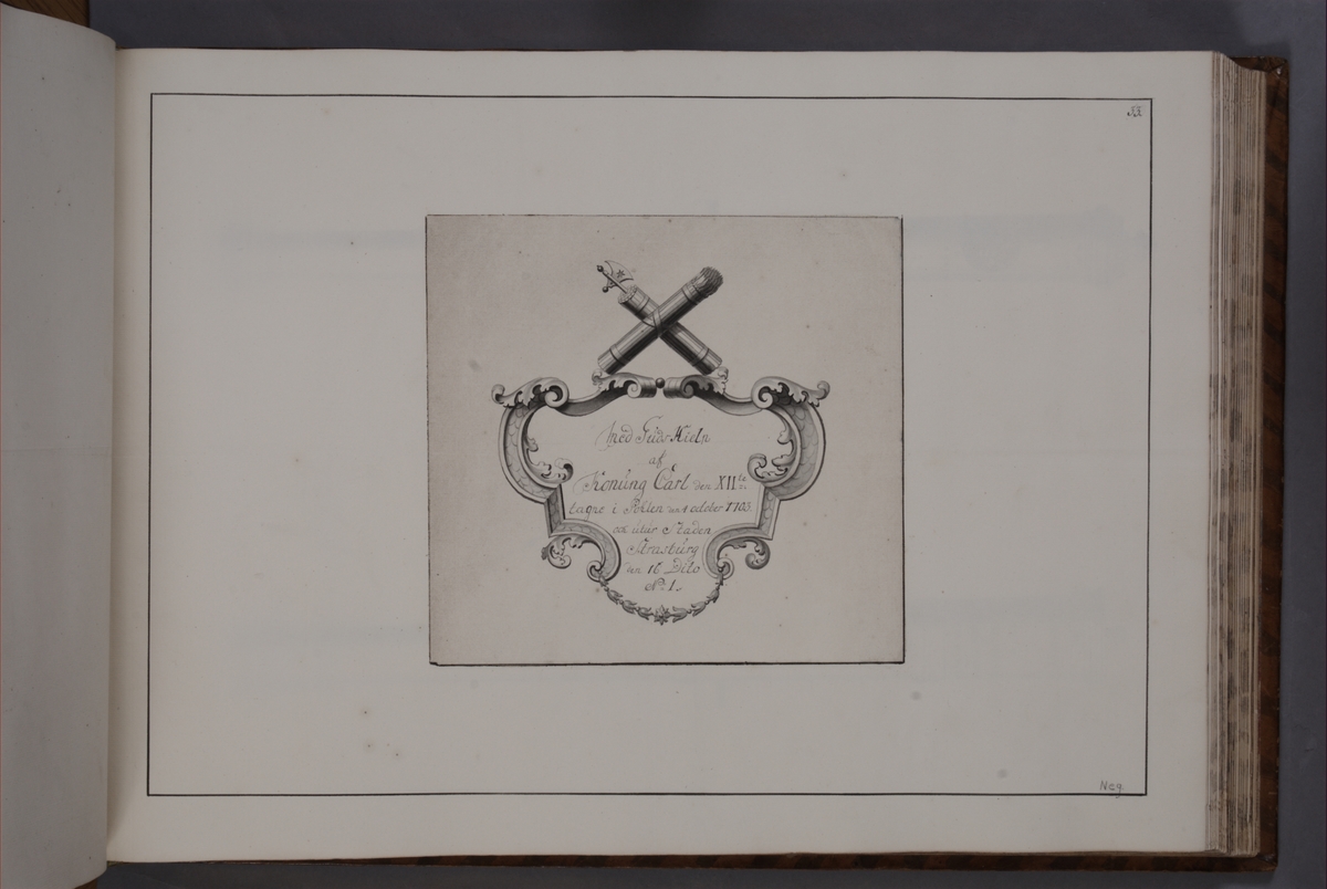 Kjell Hedberg, Kartusch till bokverk med avbildningar föreställande eldrör tagna som troféer av den svenska armén åren 1703-1706, utförda av syskonen Anna Maria och Philip Jakob Thelott. Avser troféer tagna i Polen den 4 oktober 1703 och utur staden Strasburg (Brodnica) den 16 oktober 1703. Kartuschen troligen ut…