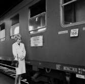 En kvinna vid tåget.