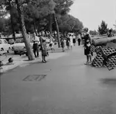 Grupp vid en kanon.
Lugano, Italien.