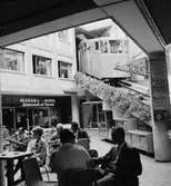 Albergo Hotell och Ristorante Al Piano, grupp vid bordet.
Lugano, Italien.