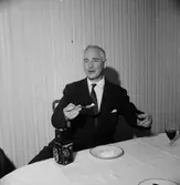 Rumsinteriör, en man vid bordet.
Hos Nisse och Kerstin.