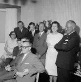Rumsinteriör, grupp nio personer.
Nisse Karlsbergs 50-årsdag.
