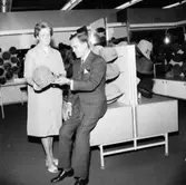 Konsum Domus, affärsinteriör, damhattar, två personer.